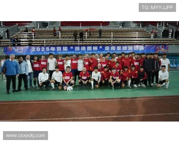 足球明星街头秀技艺与球迷互动共度欢乐时光 足球明星街头秀技艺与球迷互动共度欢乐时光